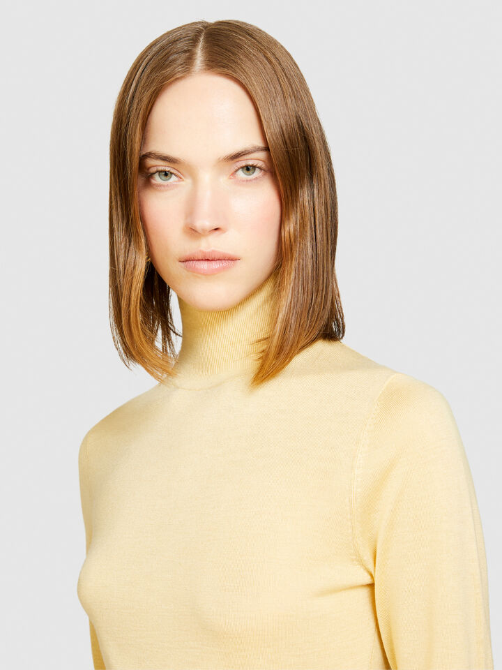 Turtleneck in silk blend - women's high neck sweaters - Yellow | Sisley image number 5